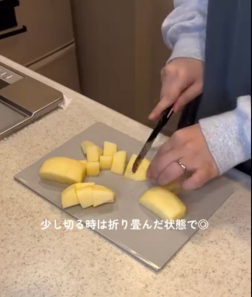 機能性抜群!「立てて乾かせる たためるまな板」