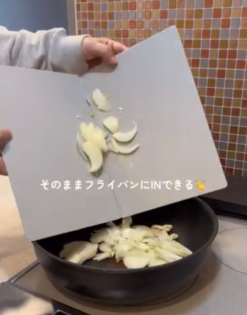 機能性抜群!「立てて乾かせる たためるまな板」