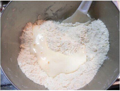 粉に牛乳を入れる