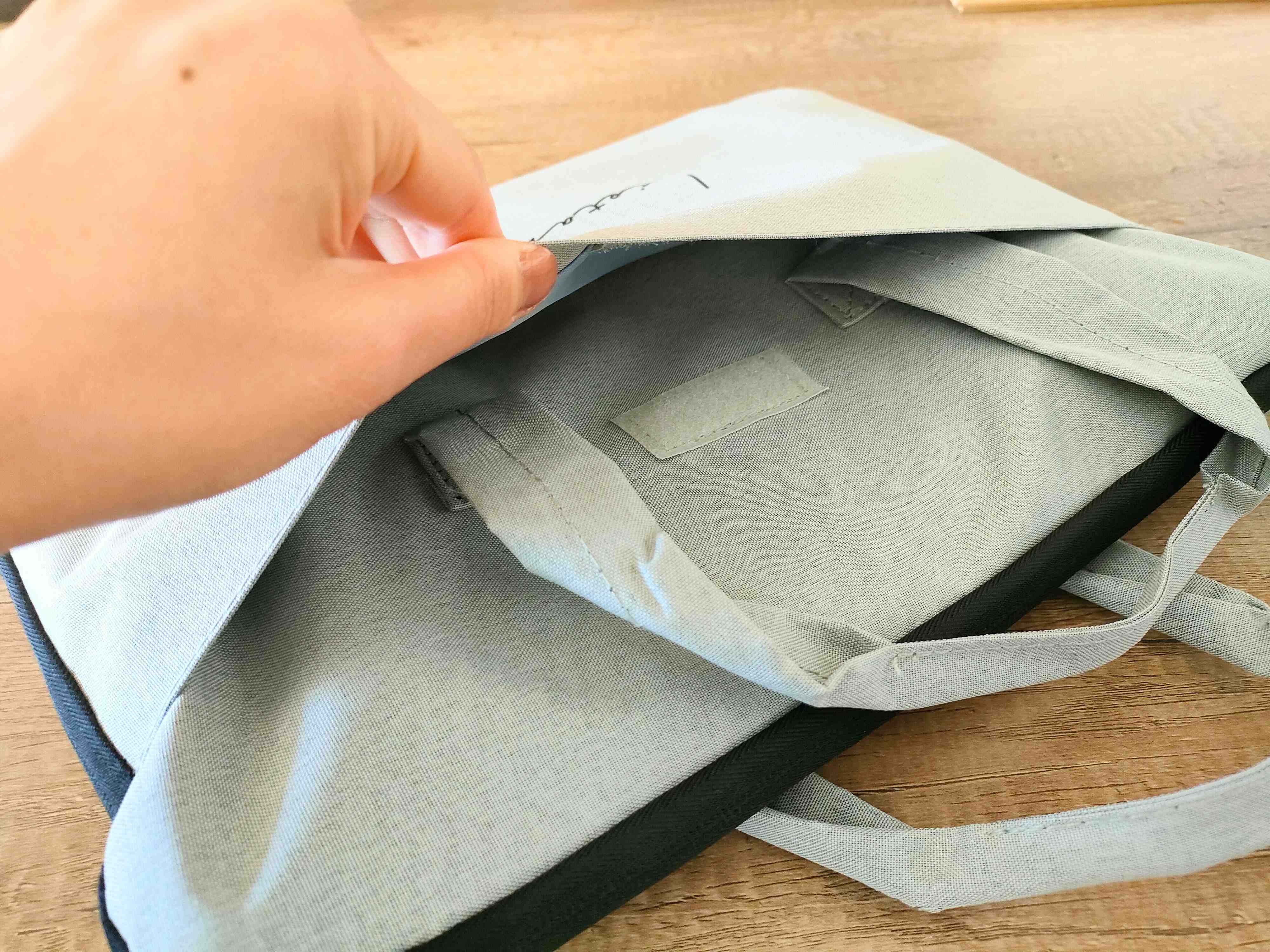 持ち手が収納できるケース