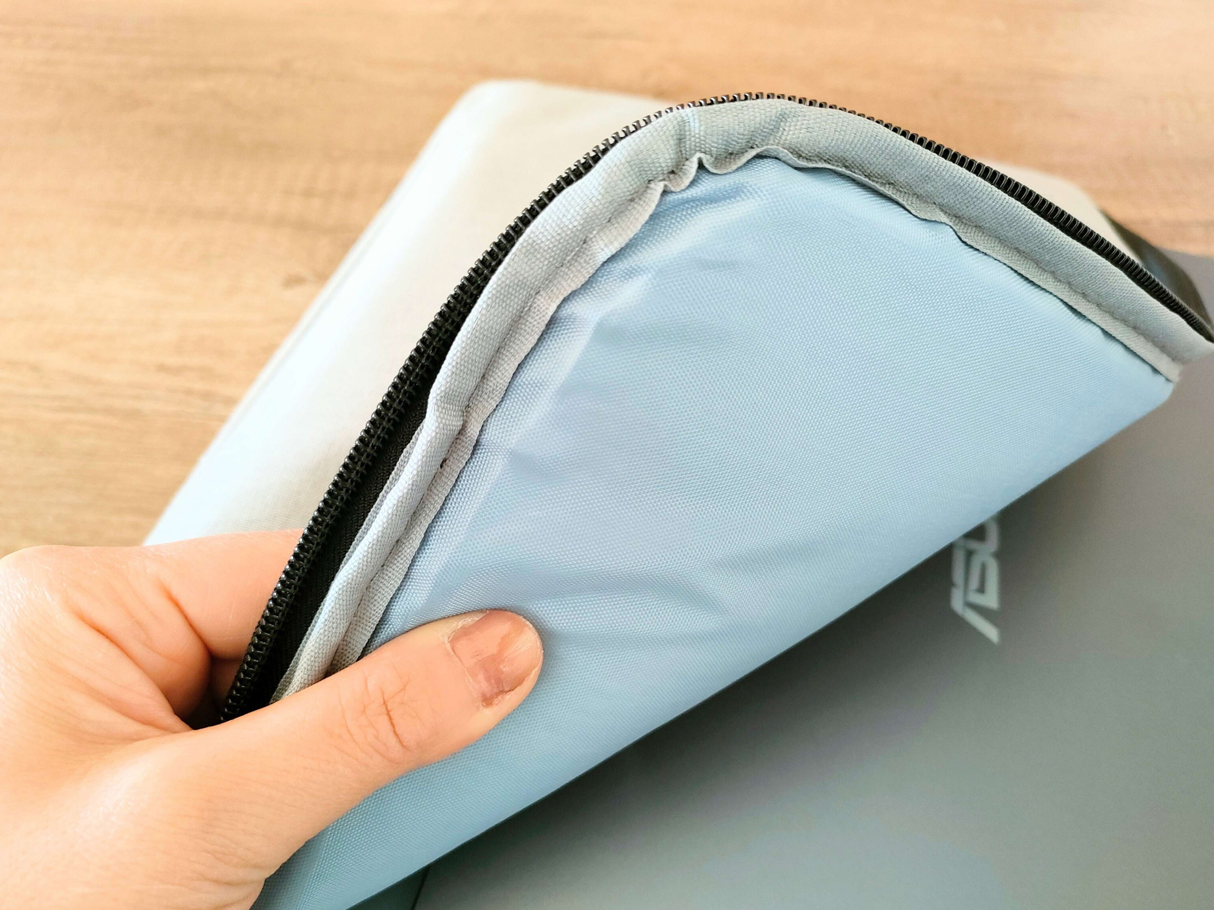 厚めのクッションがあるので衝撃からガードしてくれる