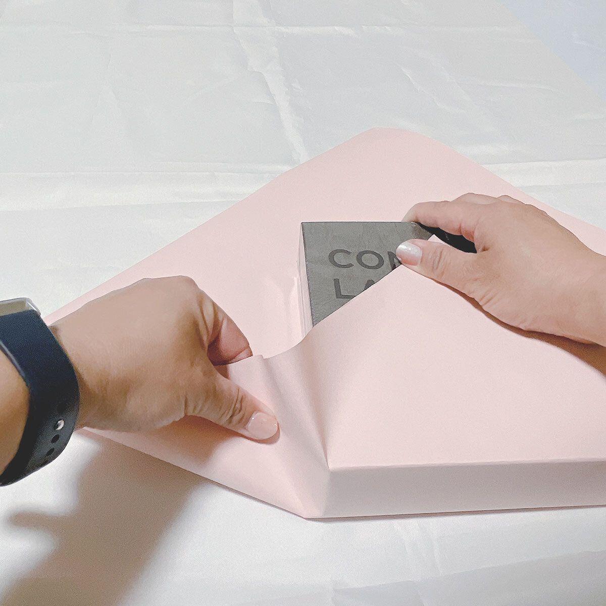 中心に置いて包む