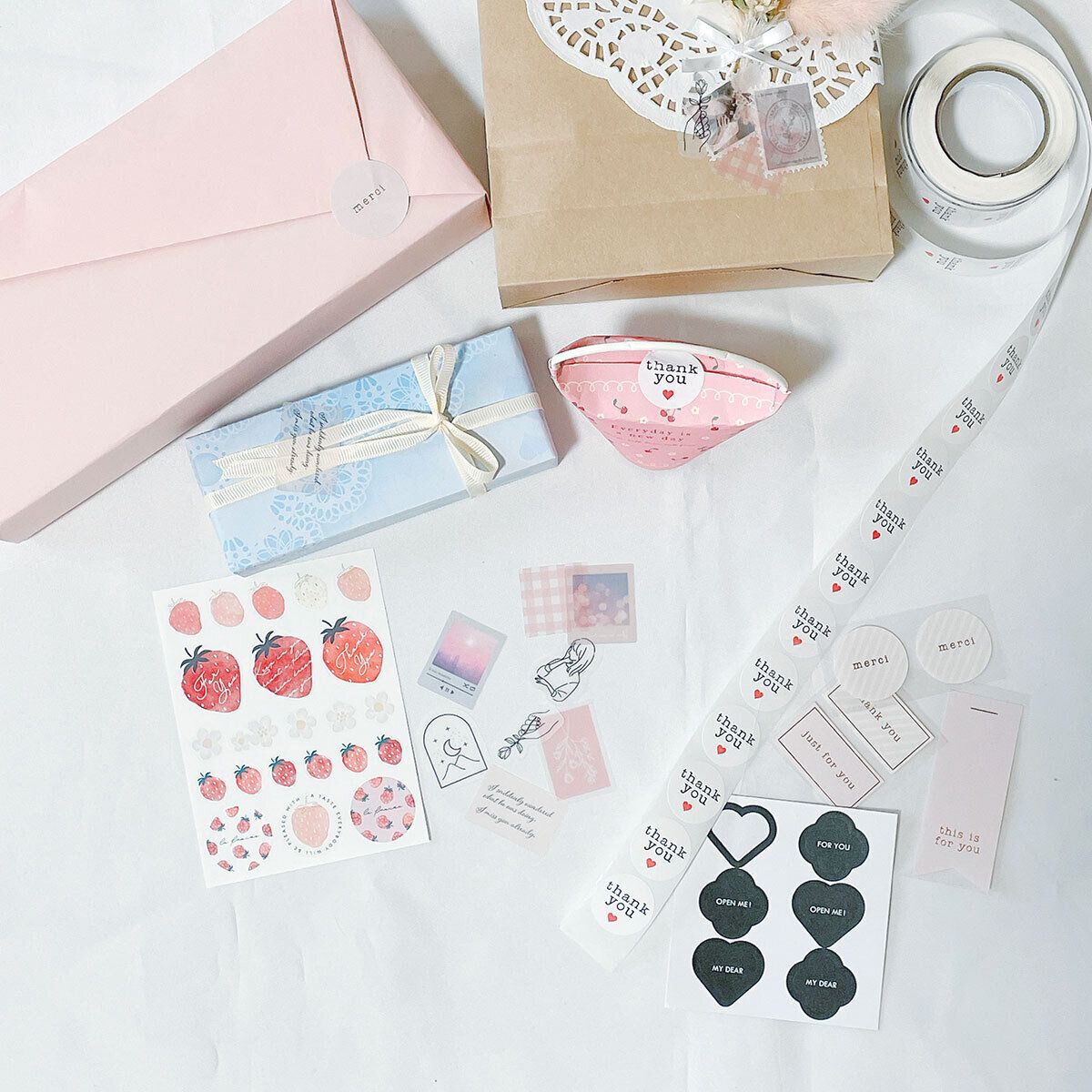 シールはテープ代わりにも飾りにも