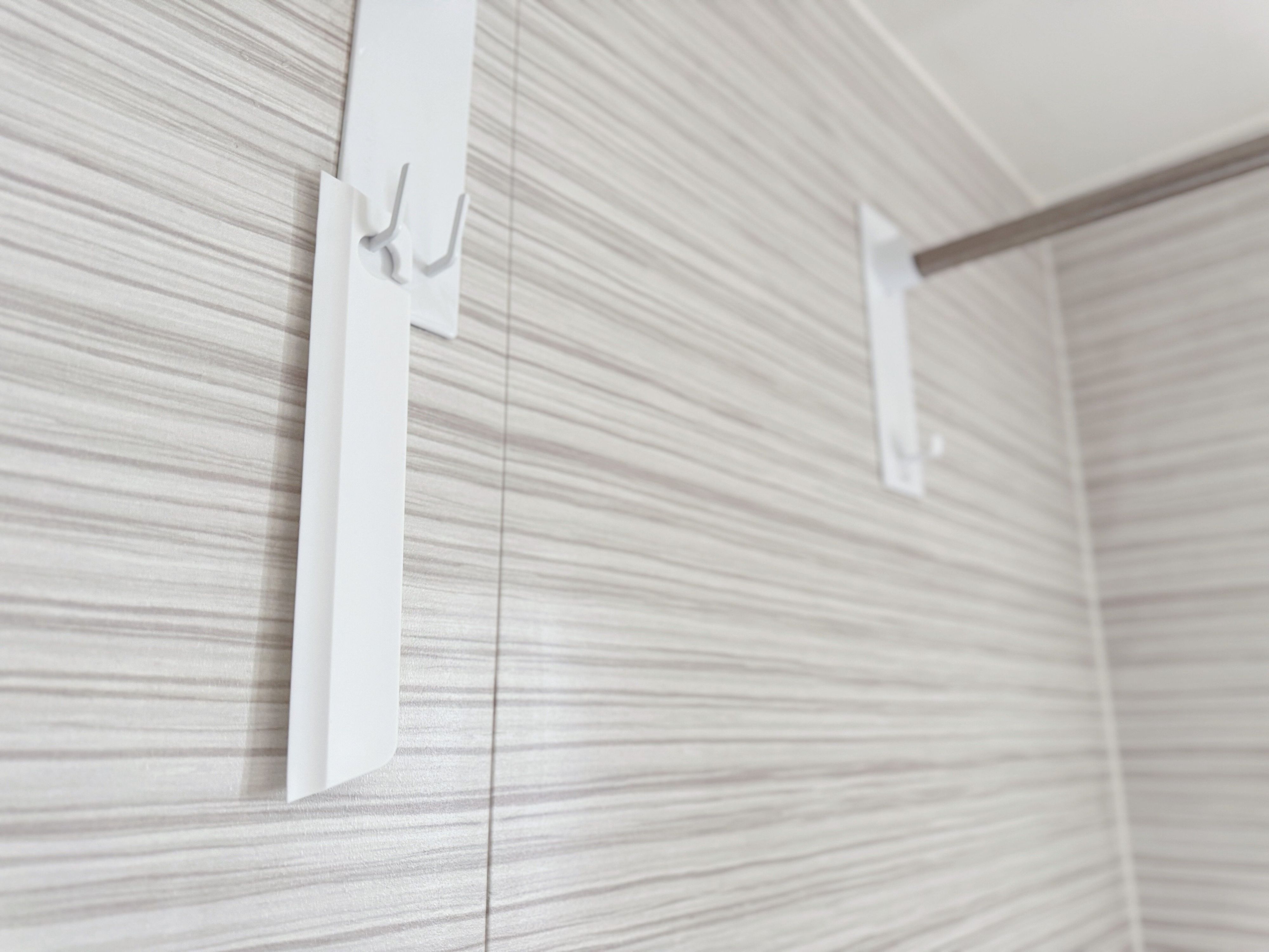 3.タオルバーにかけられるスクイージー