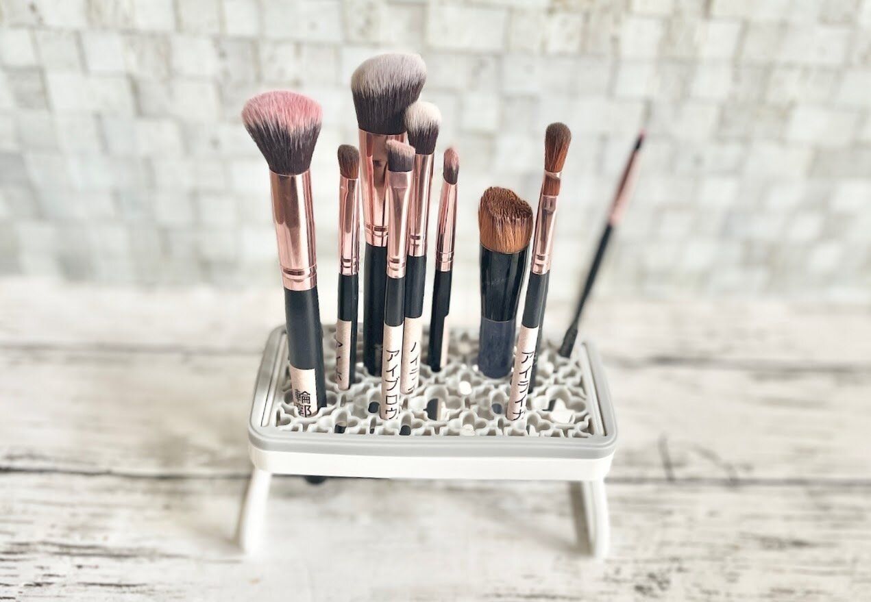 花部分にメイクブラシが挿せる