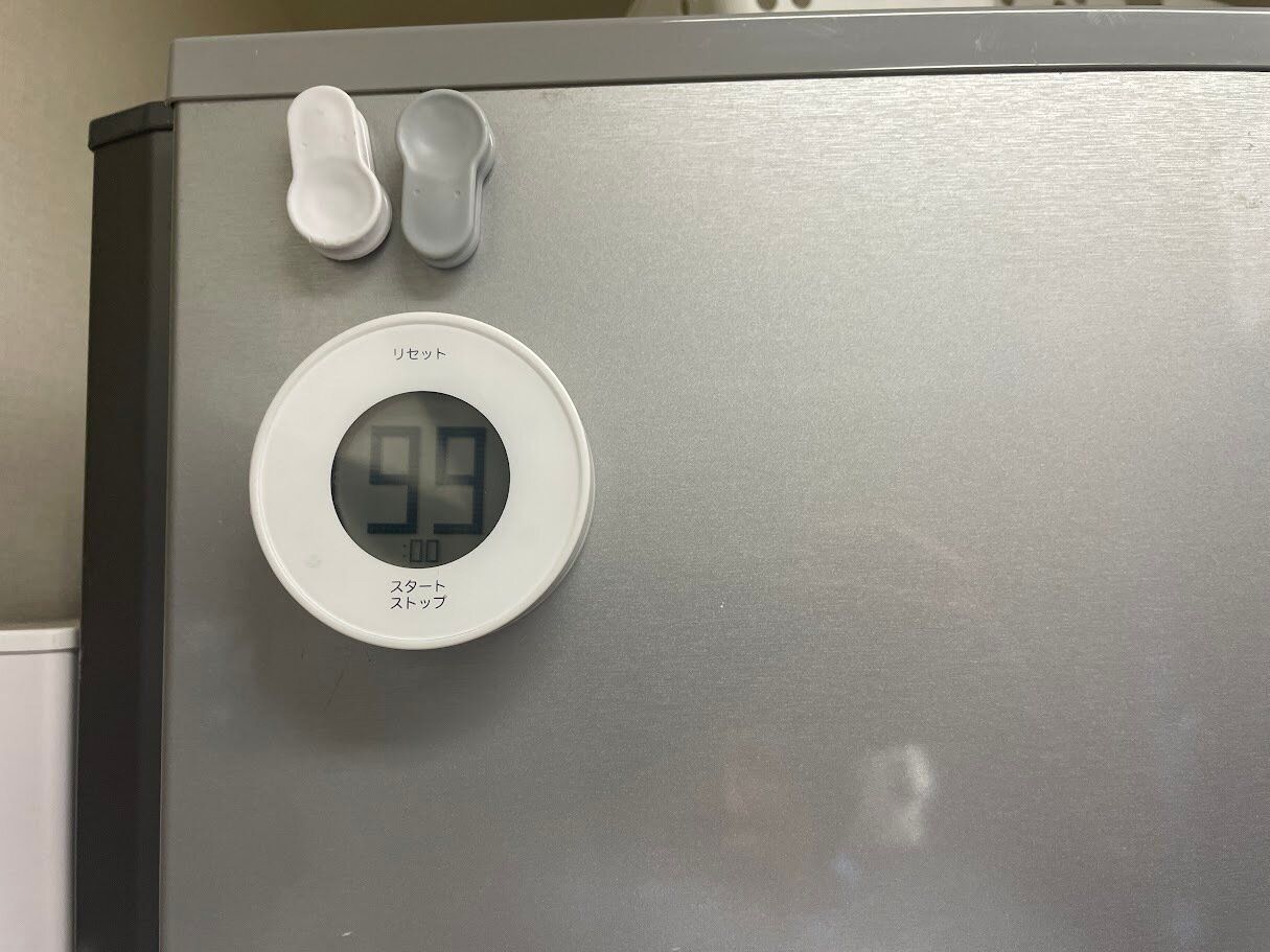 冷蔵庫に貼ったデジタルタイマー