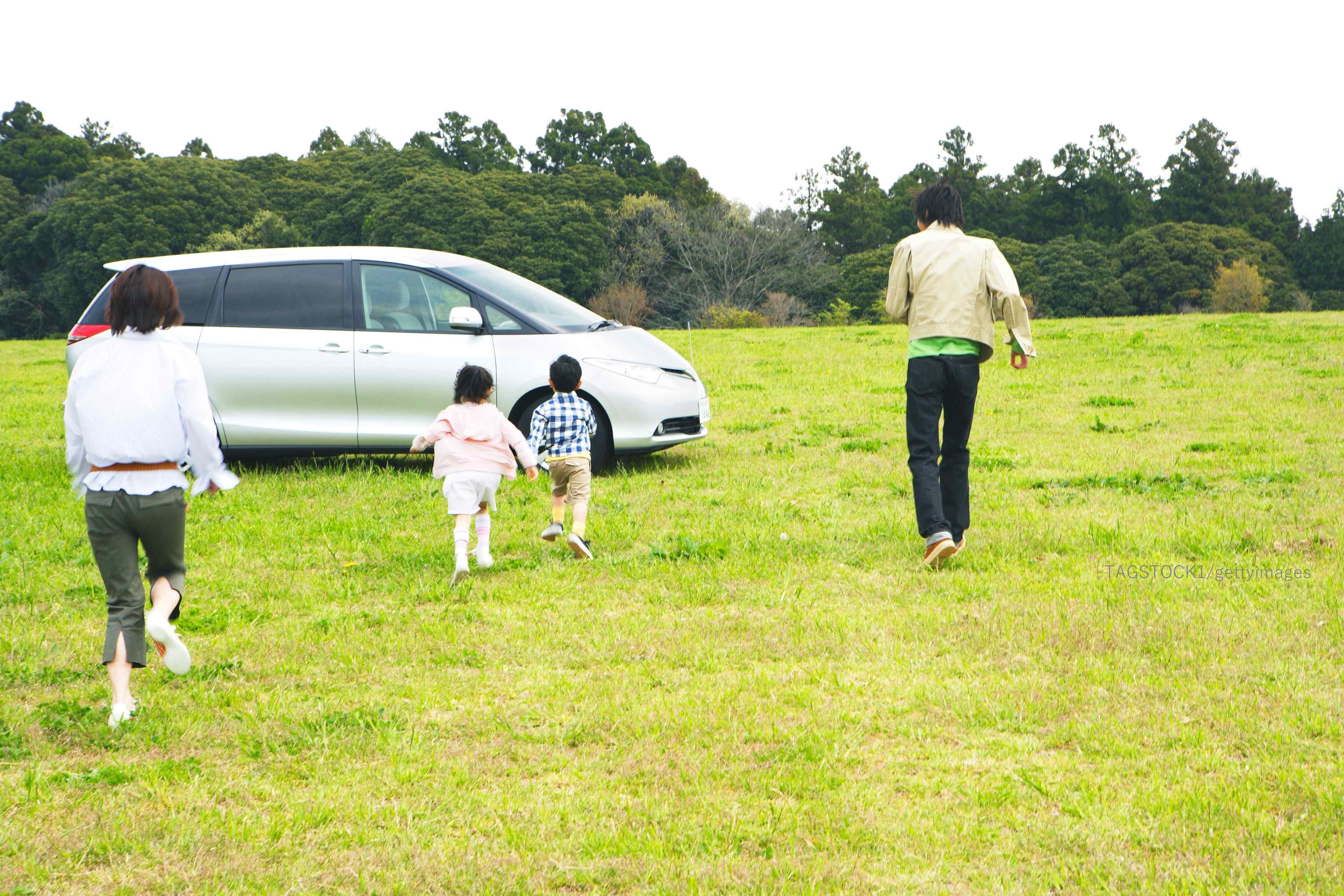 芝生と車と家族