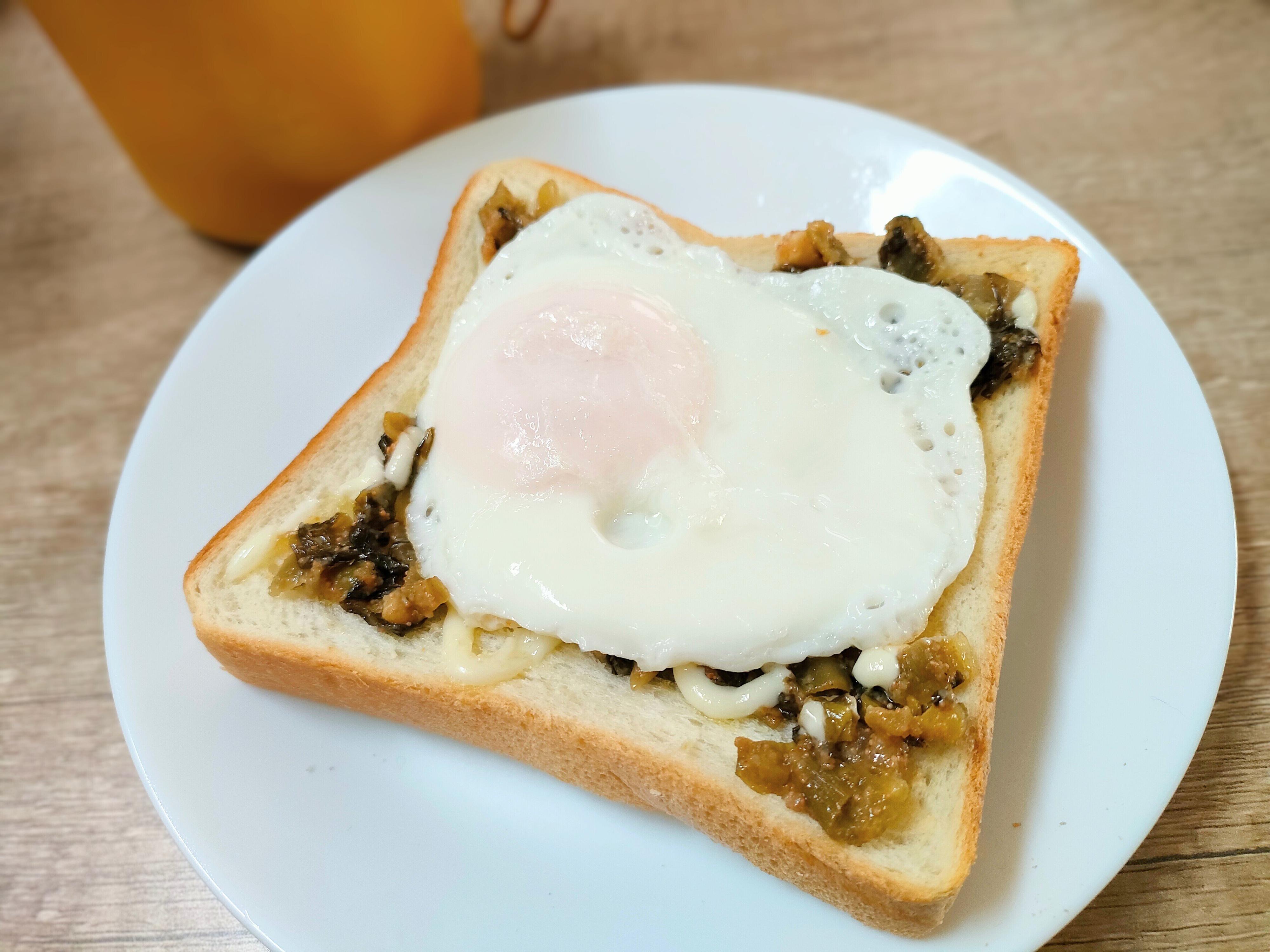 明太高菜チーズの目玉焼きパン