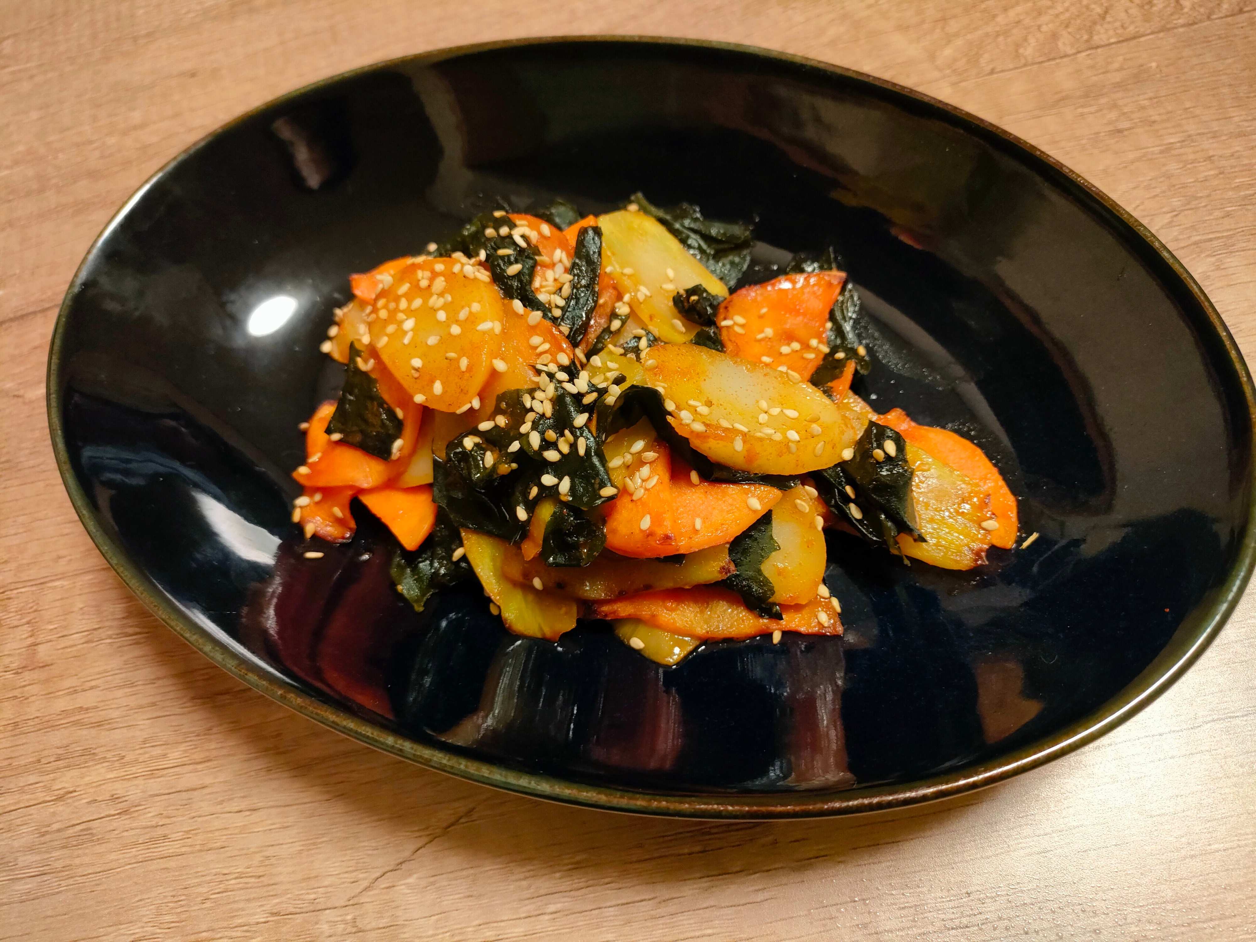 ワカメとトックのピリ辛炒め