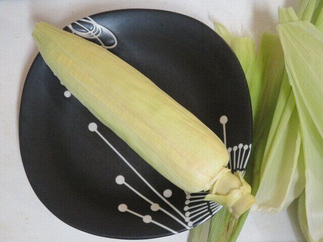 皮をむいたトウモロコシ