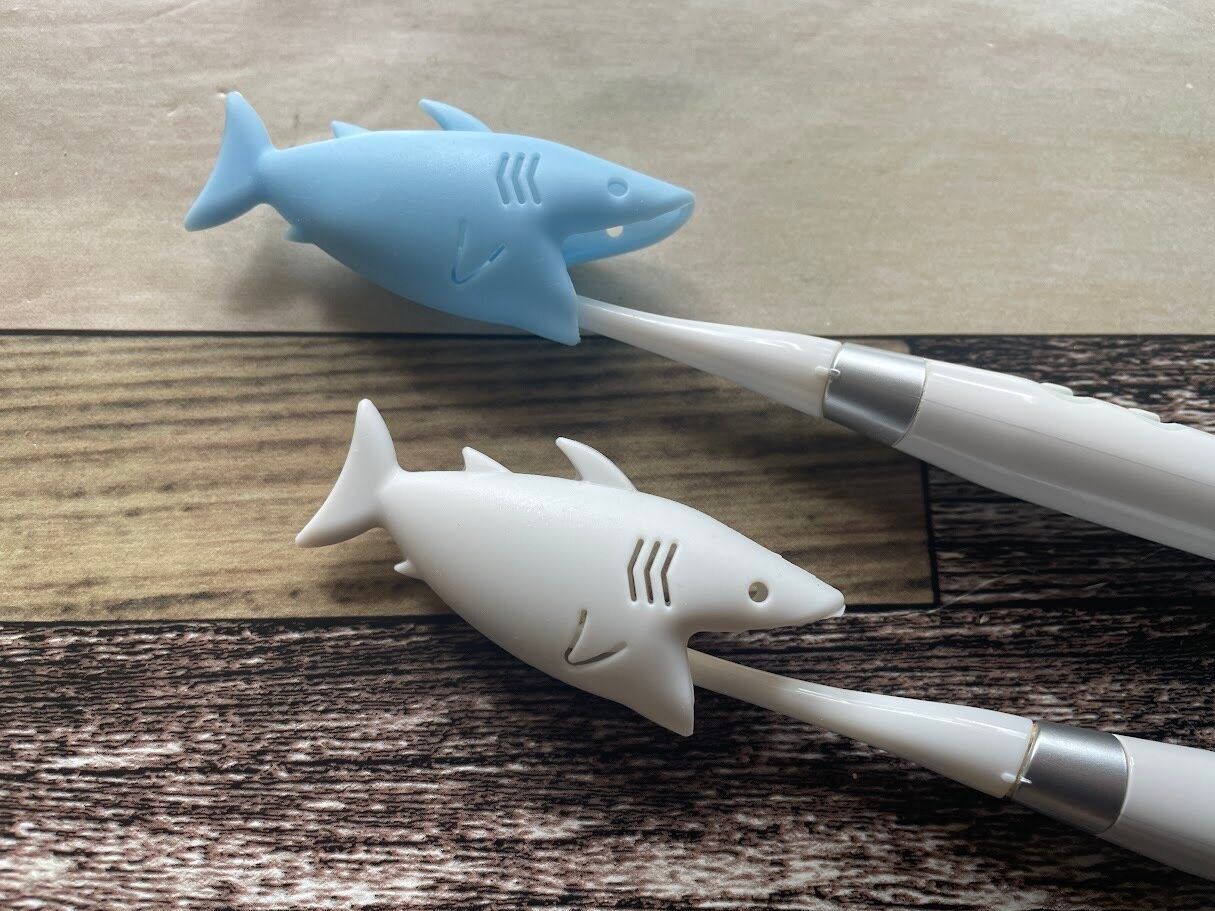 「歯ブラシキャップ　サメ」を歯ブラシのつけたところ