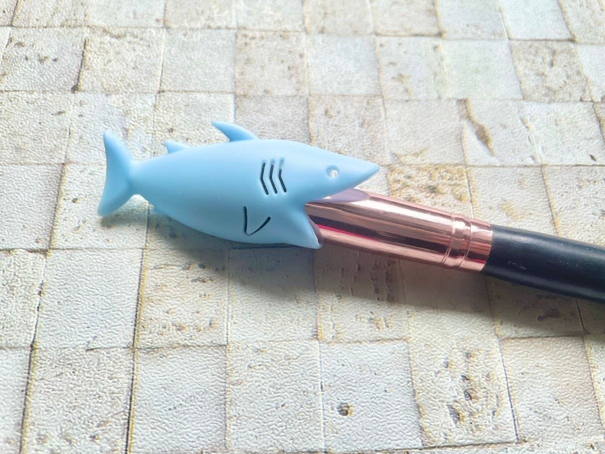 化粧ブラシに「歯ブラシキャップ　サメ」をつけたところ