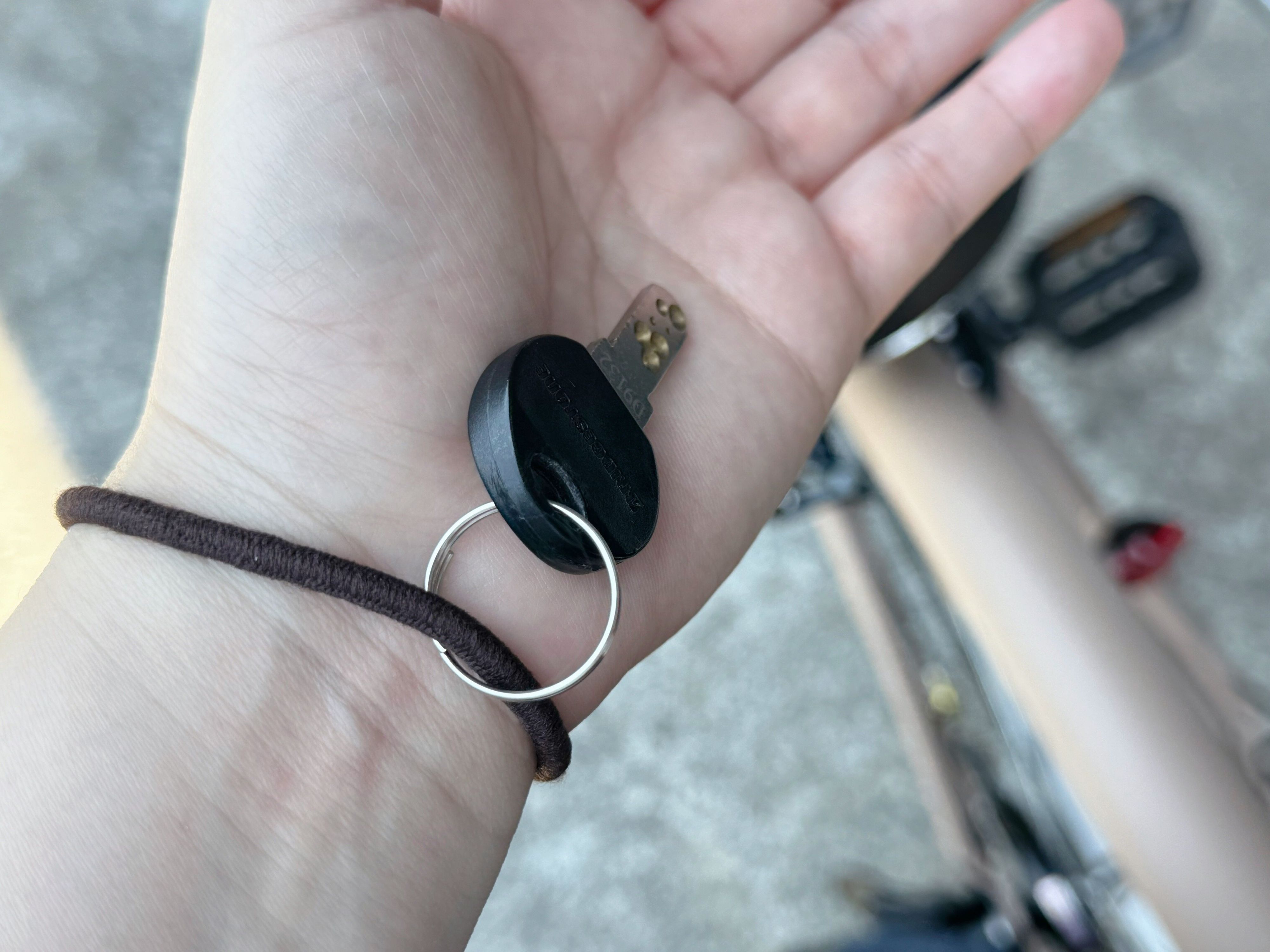 手首につければなくさない！