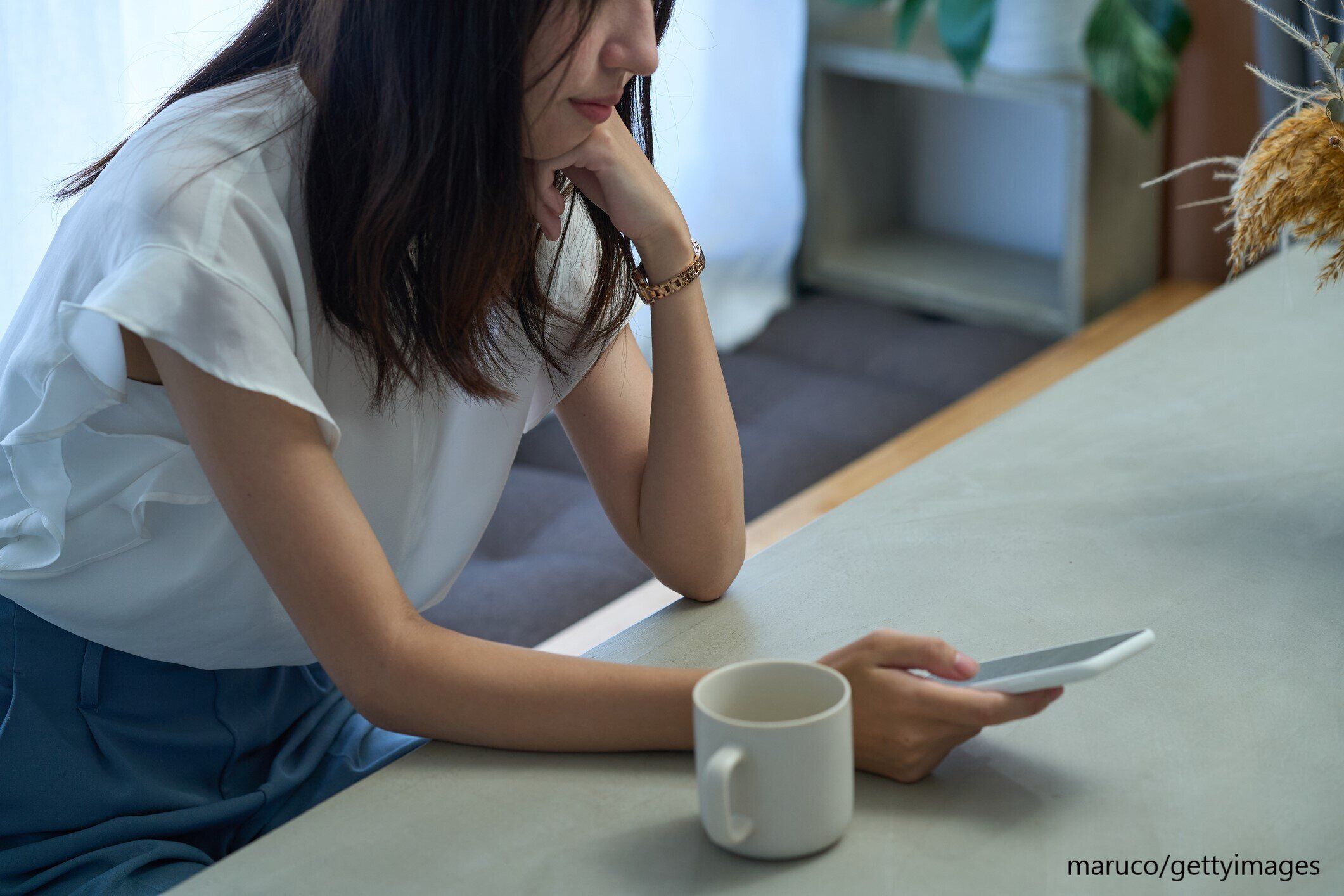 スマホを見る女性の画像