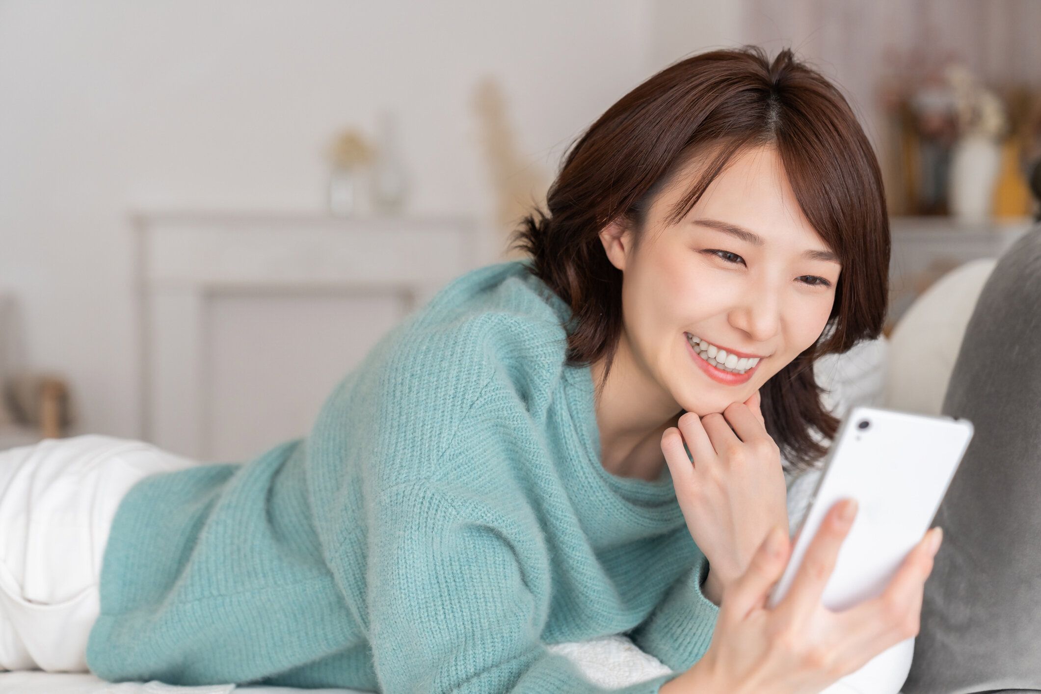 スマートフォンを使用してアジアの女性