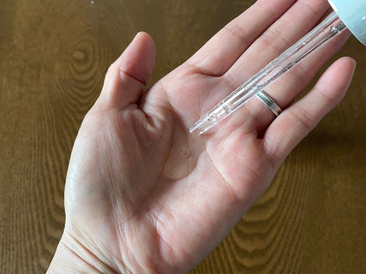 ディセンシア リンクルO／L コンセントレートを手に出したところ