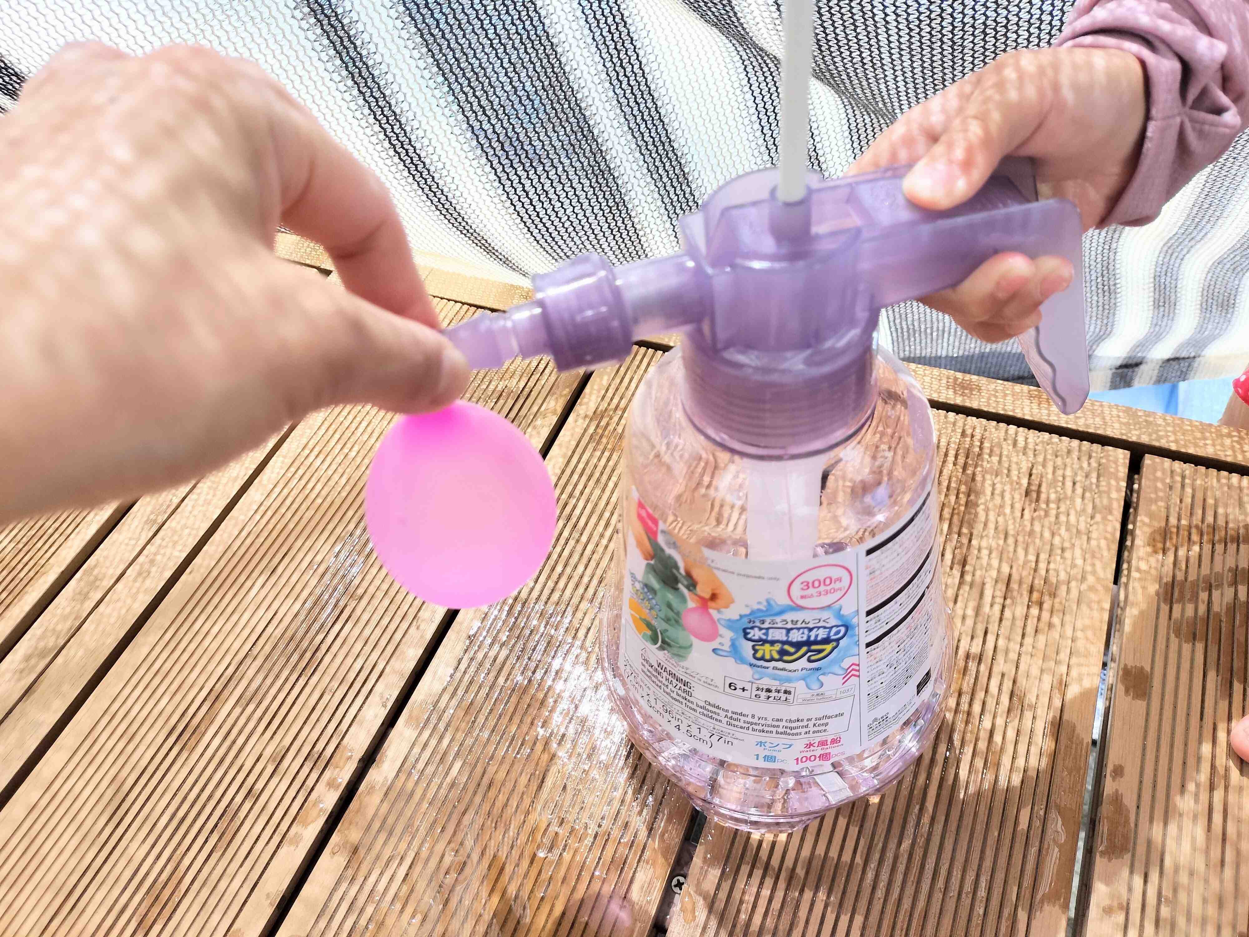 ハンドルを押すと水風船に水が入る仕組み