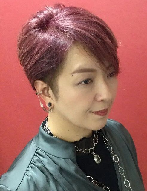 ワインレッドカラーでゴージャスに!ハンサムショート