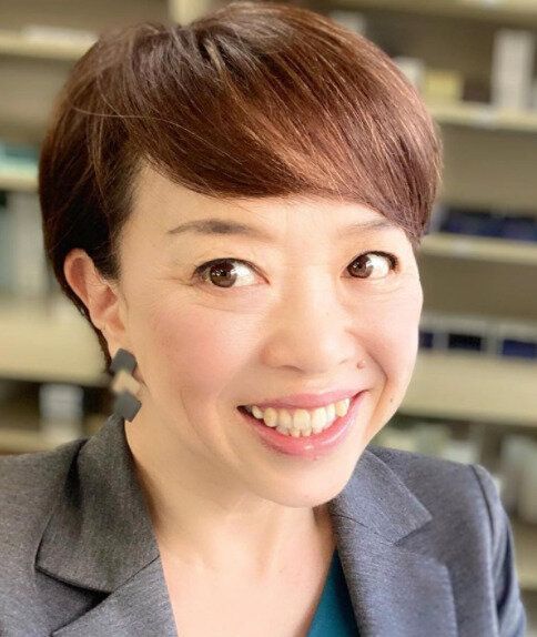 50代女性におすすめのヘアカタログ。イヤリングをポイントに!耳掛けエイジングショート