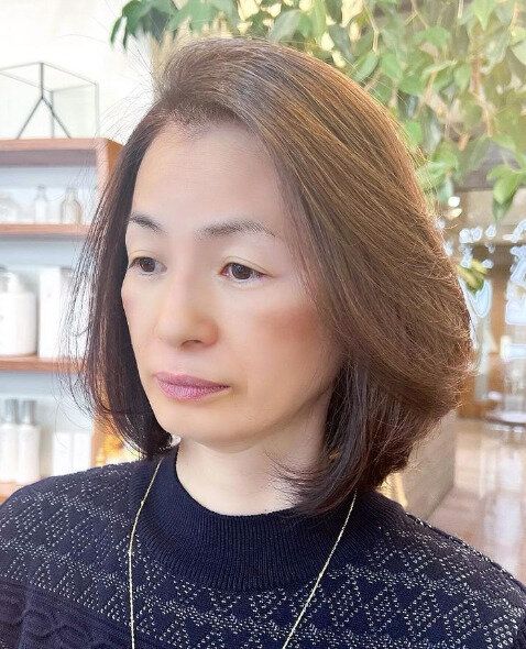 流れる前髪で顔まわりを華やかに!レイヤーボブ