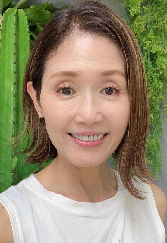 50代女性におすすめのヘアカタログ。ハイライトでおしゃれに!外ハネ前下がりボブ