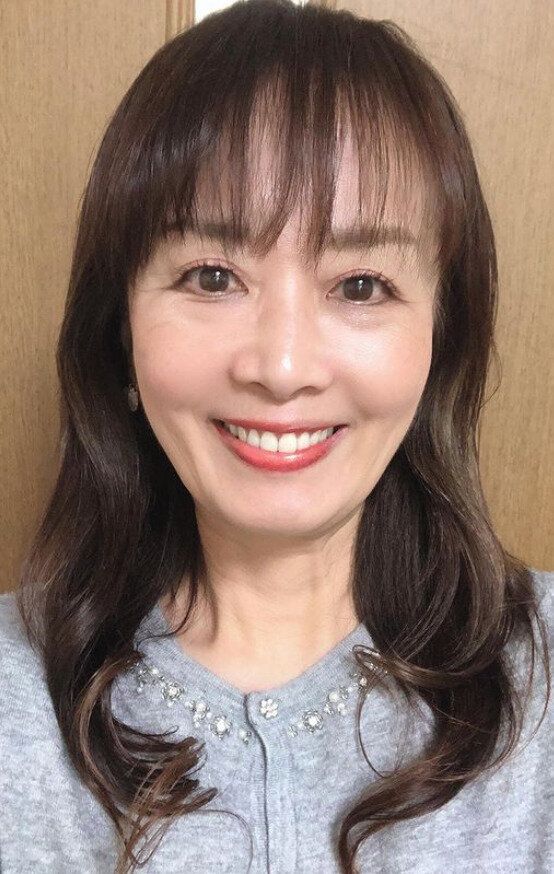 ツヤ感ウェーブで髪を美しく見せる!セミロング