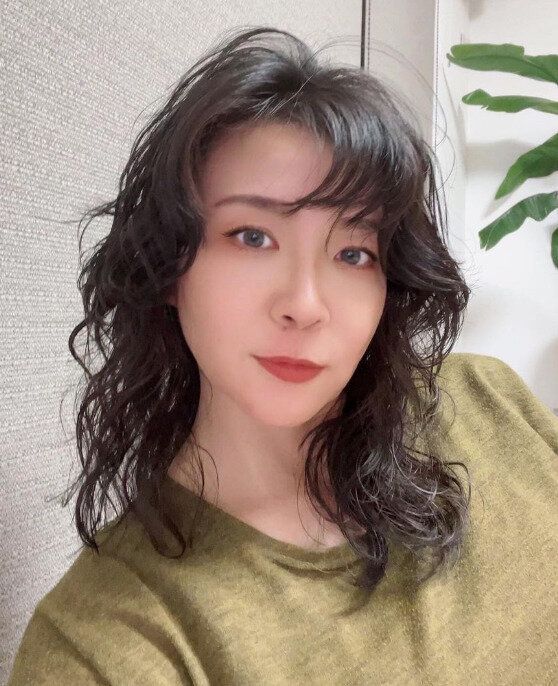 しっかりウェーブで簡単スタイリング!黒髪セミロング