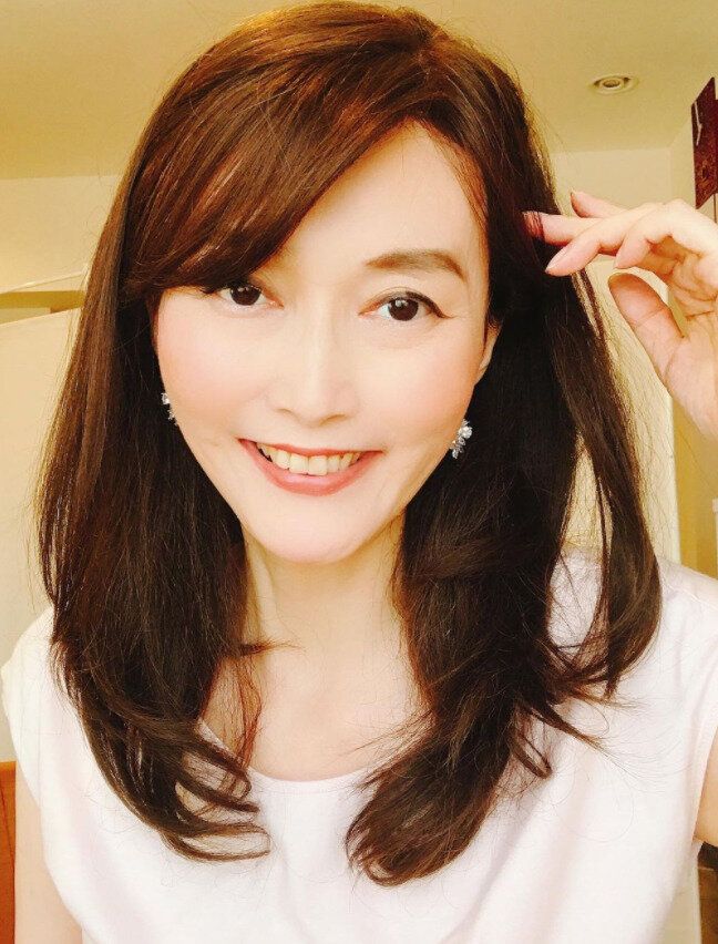 50代女性におすすめのヘアカタログ。エレガントなファッションにピッタリ!内巻きセミロング