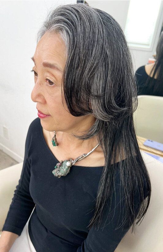白髪を活かして美しく!顔まわりがポイントのロング