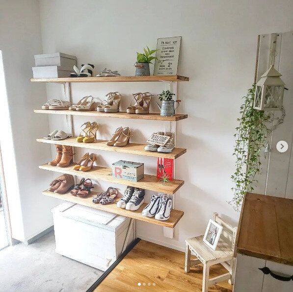 まるでお店！DIYで壁一面を靴収納スペースに大変身