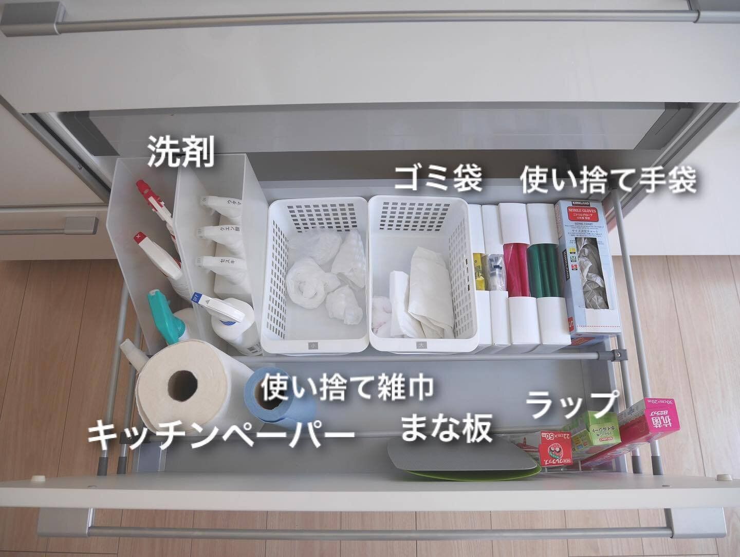 アクリル仕切りスタンドでラップ類を立てて収納!