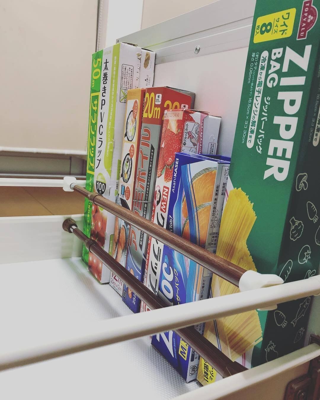 ラップ類は突っ張り棒を使って引き出しで固定