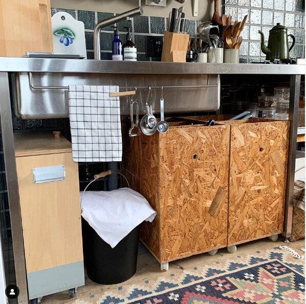 フレームキッチン派も必見!キャスター付き収納箱で収納量アップ