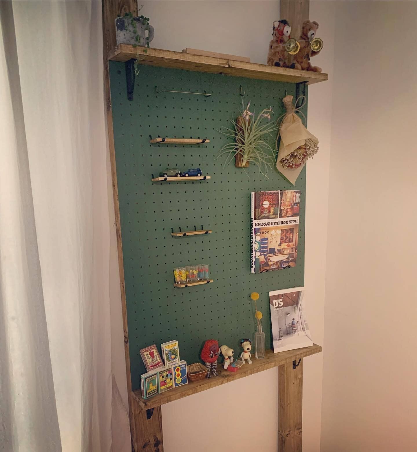 カラー有孔ボードと組み合わせて部屋のアクセントに