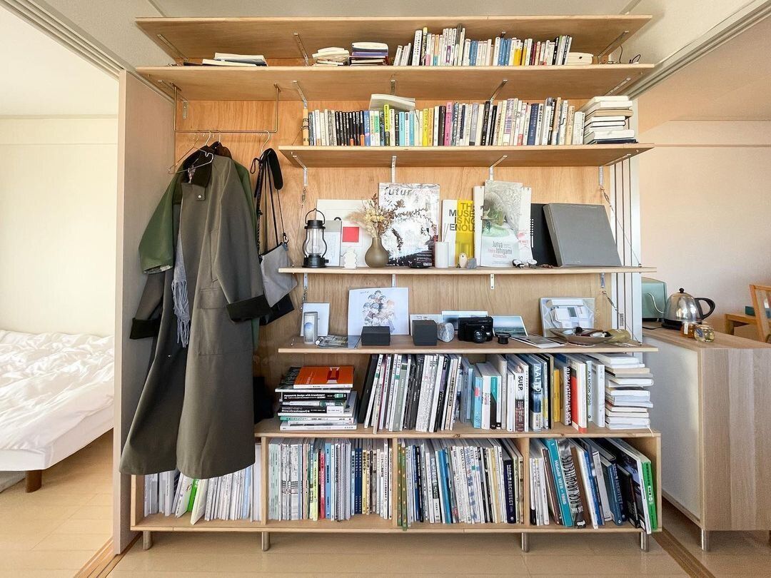 2×4材とディアウォール（R）で壁一面を本棚に！