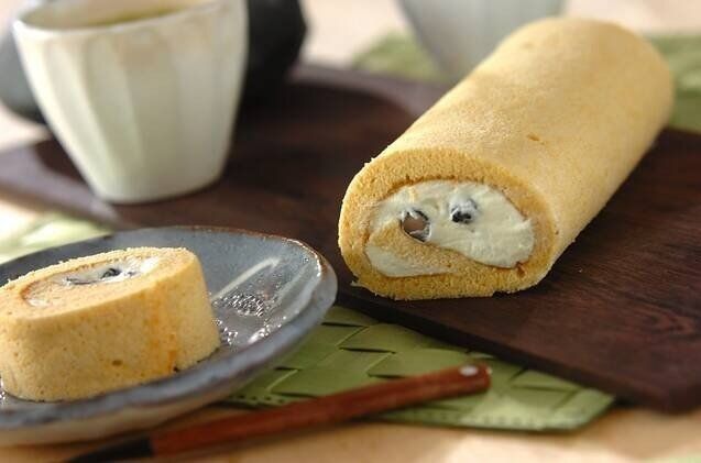 きな粉と黒豆のロールケーキ