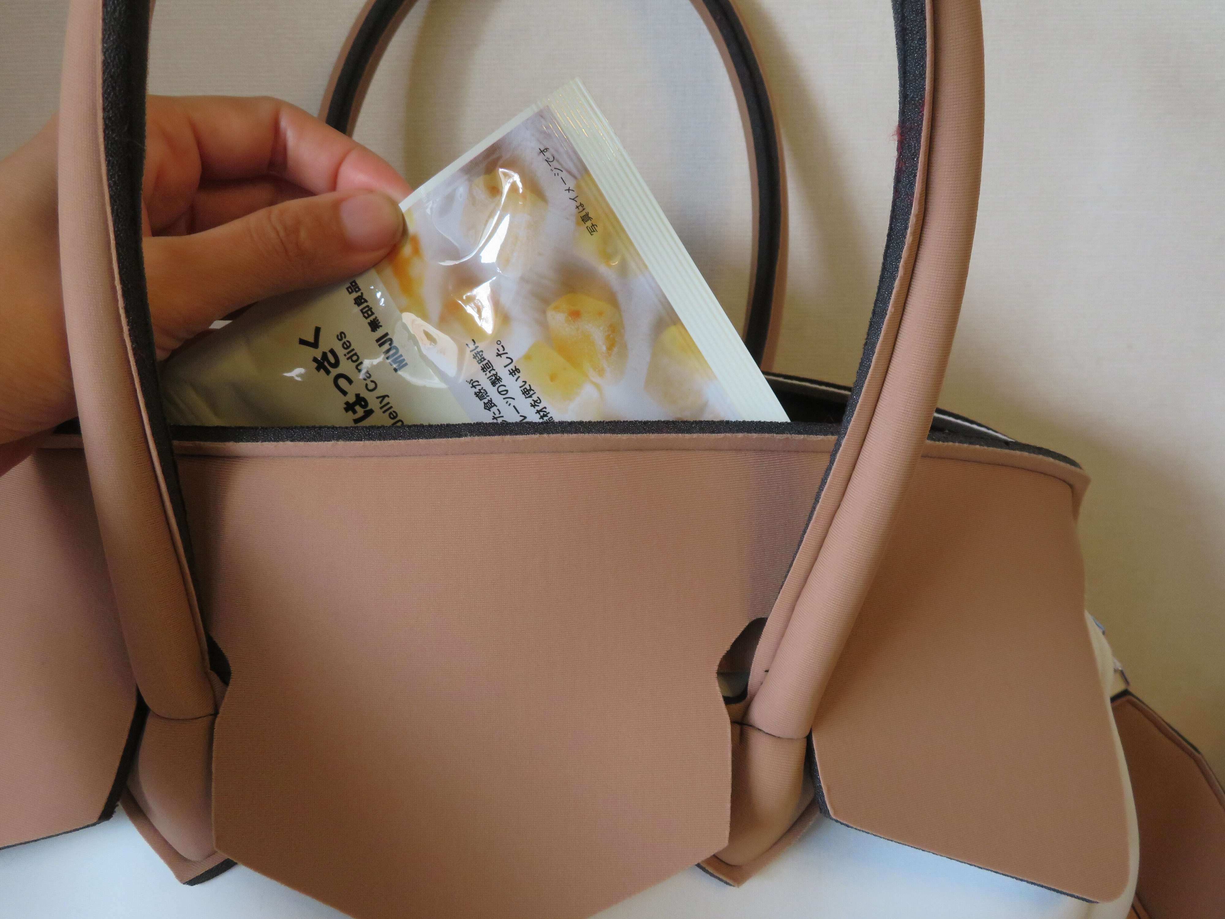 チャックつきだから持ち歩きも簡単