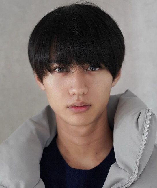 長めの前髪で大人っぽく!ストレートマッシュ