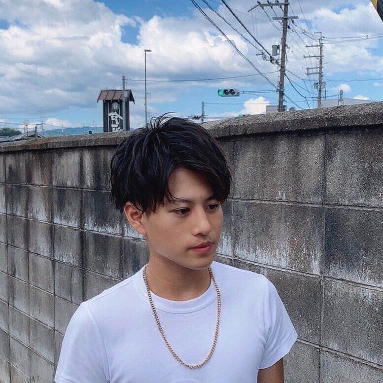 高校生の男の子に似合うヘアスタイル おでこを出しても素敵♪前下がりマッシュ