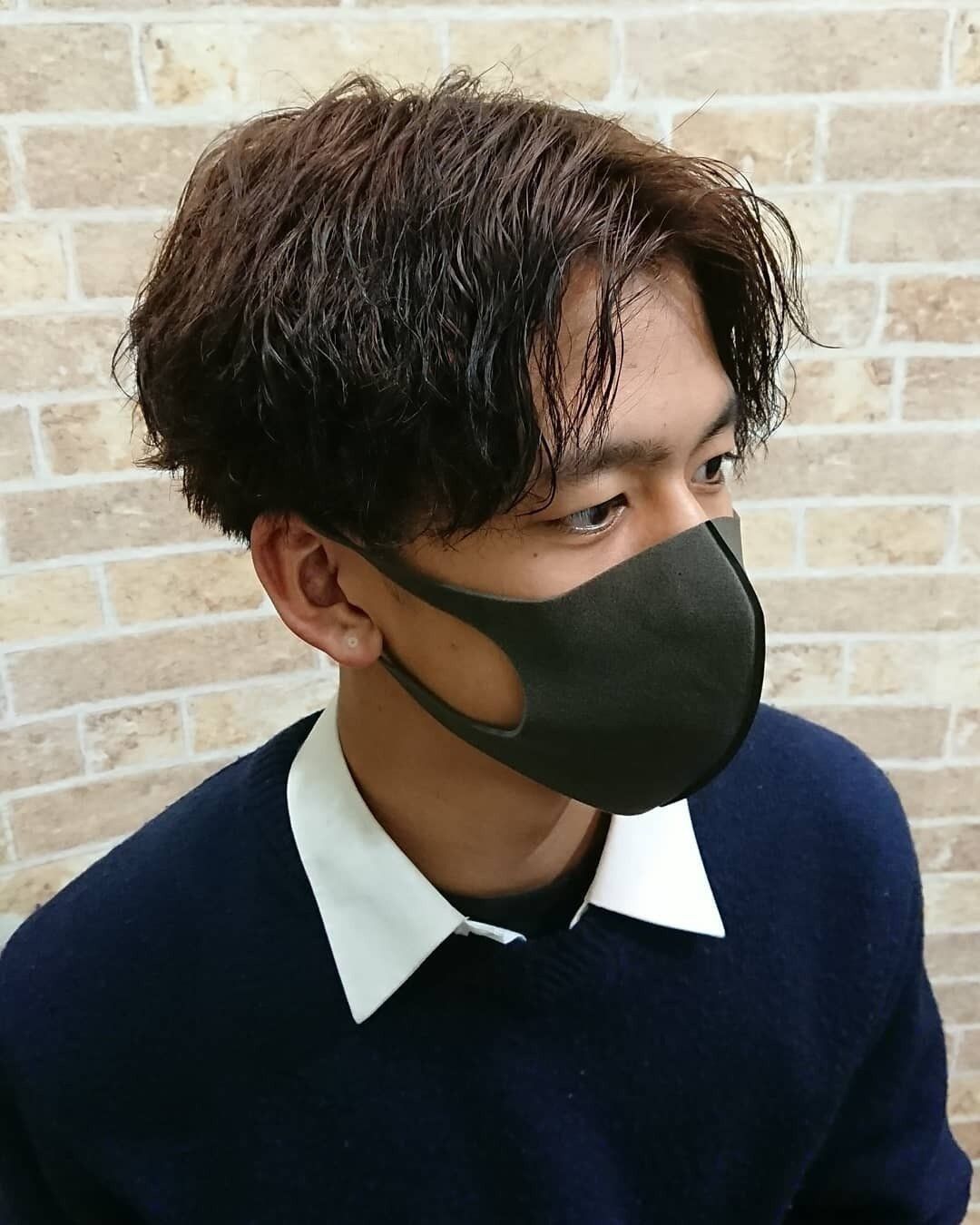 高校生の男の子に似合うヘアスタイル クセ感センター分けマッシュで大人っぽく!