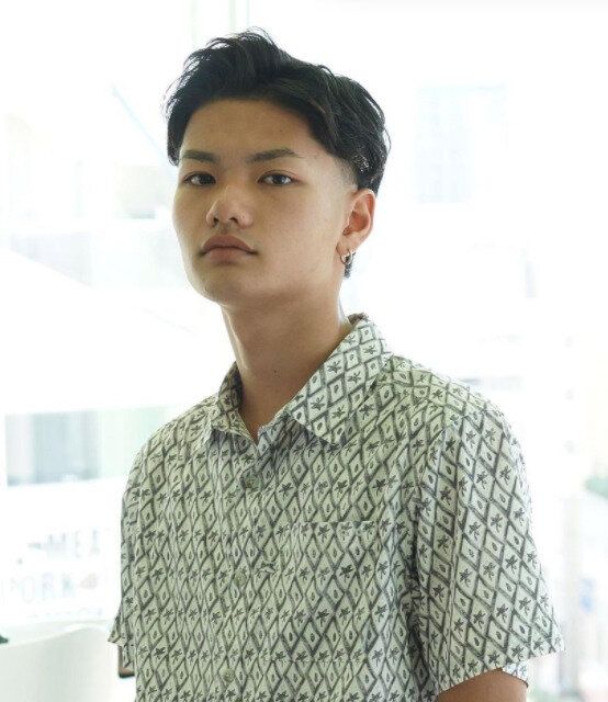 高校生の男の子に似合うヘアスタイル。サイドパートが男前!クールなツーブロック