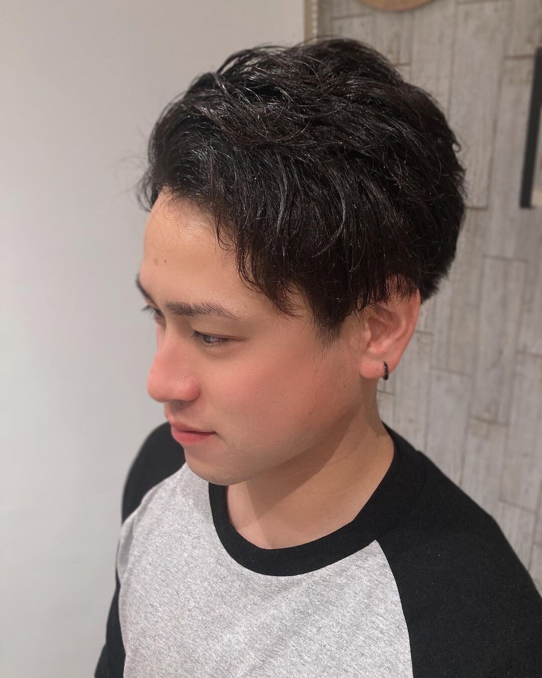 高校生の男の子に似合うヘアスタイル クセ毛男子はツーブロックに短めがポイント!