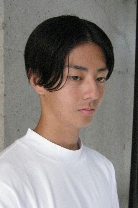 おでこを出してスッキリと!タイトな韓流マッシュ