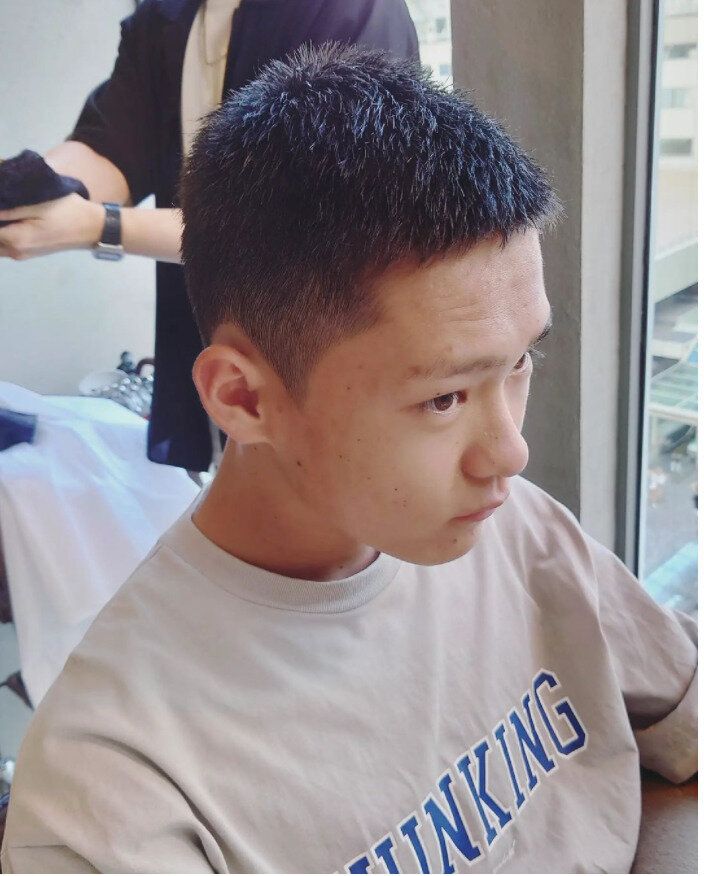高校生の男の子に似合うヘアスタイル。男らしいクールなベリーショート
