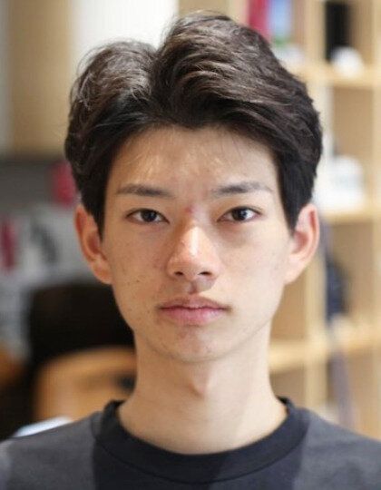 高校生の男の子に似合うヘアスタイル 。柔らかで清潔感あるメンズショートヘア