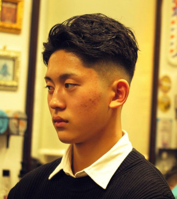 高校生の男の子に似合うヘアスタイル。スキンフェードでシャープなアップバングヘア