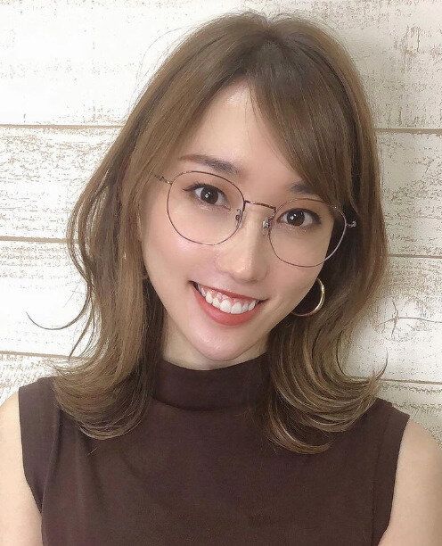 大人可愛いくびれがポイント!外ハネミディアム