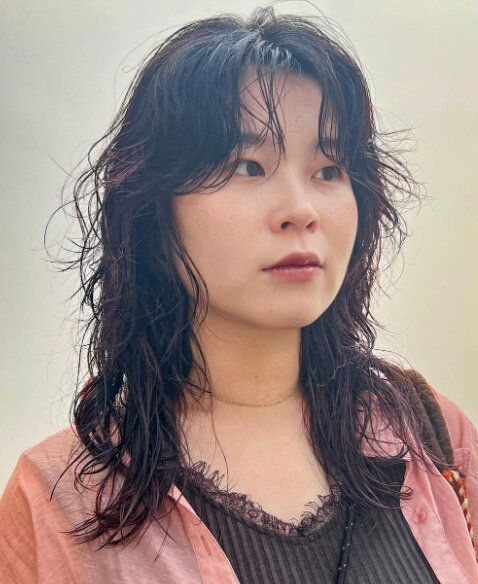 濡れ感のあるルーズなシルエットがイマドキ!外国人風セミロング