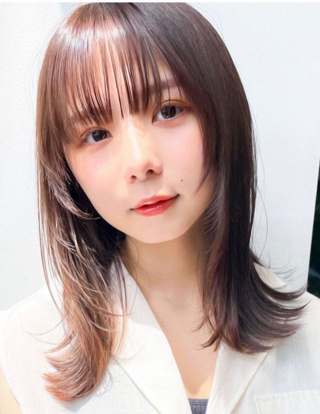 顔まわりがアクセント!切りっぱなしセミロング