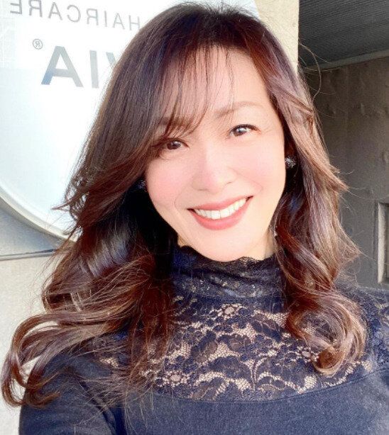 艶のある巻き髪でゴージャス!大人のセミロング